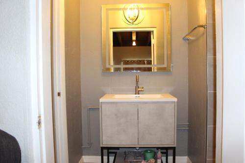St. Petersburg Apartamento | Grand Central Suite in St Pete Close to Downtown