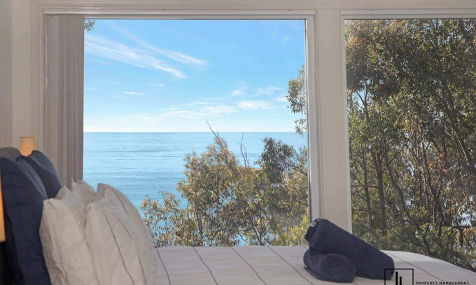 Denhams Beach Casa | Grand Entertainer with Water Views
