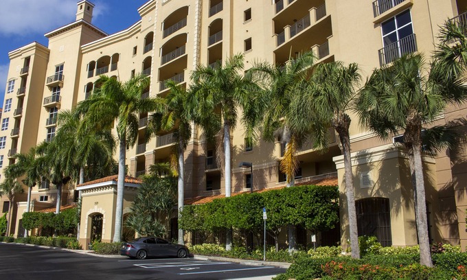 Burnt Store Marina Condominio | GRAND ISLES III, 5th Floor Condo w/ an AMAZING SUNSET VIEW in a Tropical Setting