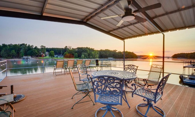 Hartwell Casa | Grand Lakefront Home in Hartwell with Game Room!