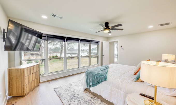 Lake Hamilton Cabaña | Grand Lakefront Home in Hot Springs w/ Boat Dock!