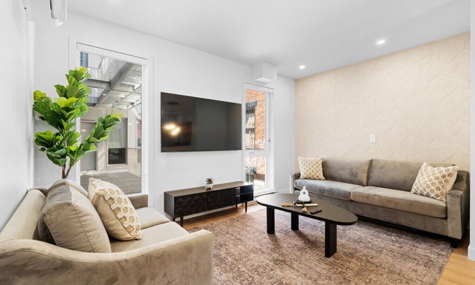 Plateau Mont Royal Apartamento | Grand New 2bdr in Habitat Plateau by Denstays