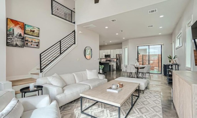 East Cesar Chavez Casa | Grand Oasis At E Austin With Pool
