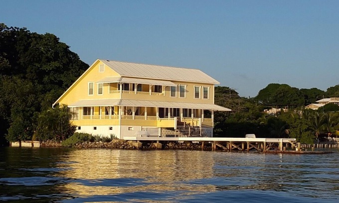 Isla de Utila Casa | Gran casa frente al mar con spa privado, amplias salas de estar, impresionantes vistas