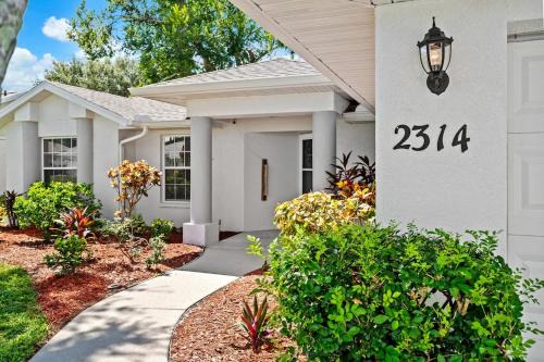 Trailer Estates Casa | Grand opening Vacation rental single family home