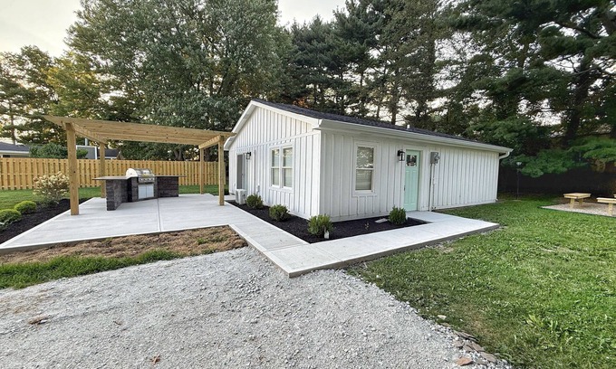 Westfield Casa | Grand Park Cottage - sleeps 12 steps from Grand Park