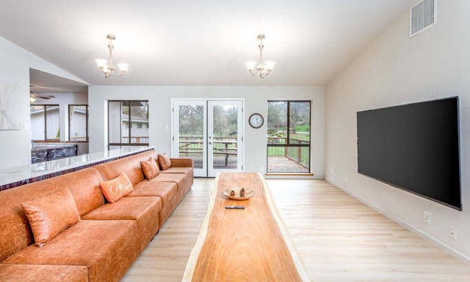 Kaweah Casa | Grand Riverside Retreat