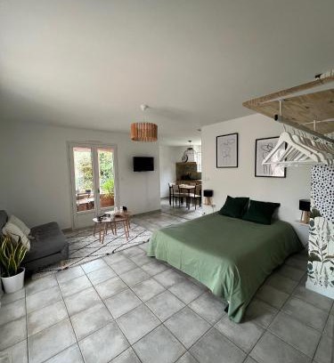 Auch Apartamento | Grand studio avec véranda et parking