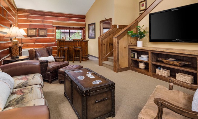 Rothschild Casa | Grand Suite With Access to Pool, Hot Tub, and Gym