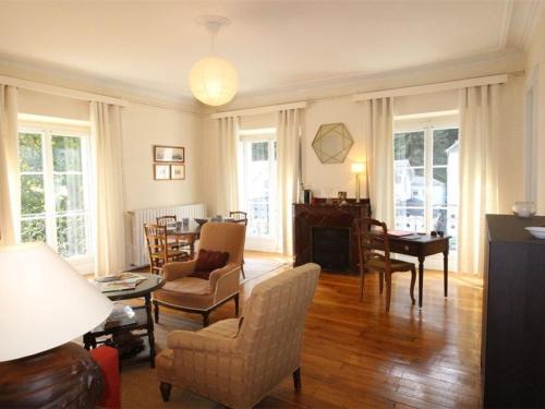 Bagneres-de-Luchon Apartamento | Grand T2 Ensoleillé à Luchon, Face aux Thermes, pour 4 Pers., Proche Télécabine - FR-1-313-165