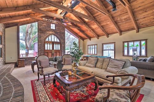 Valrico Casa | Grand Valrico Home with Deck, Fire Pit and Yard!