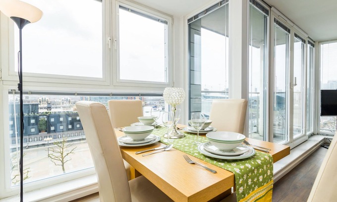 Docklands Apartamento | Grand Vista by Austin David Apartments