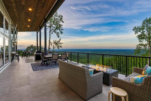 Sevierville Casa | Grand Vista Retreat by AvantStay Luxury Group Retreat w Indoor Pool, Arcade & 56-Mile Views