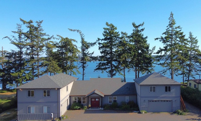 Oak Harbor Casa | Grand Waterfront Getaway Olympic Views & amenities