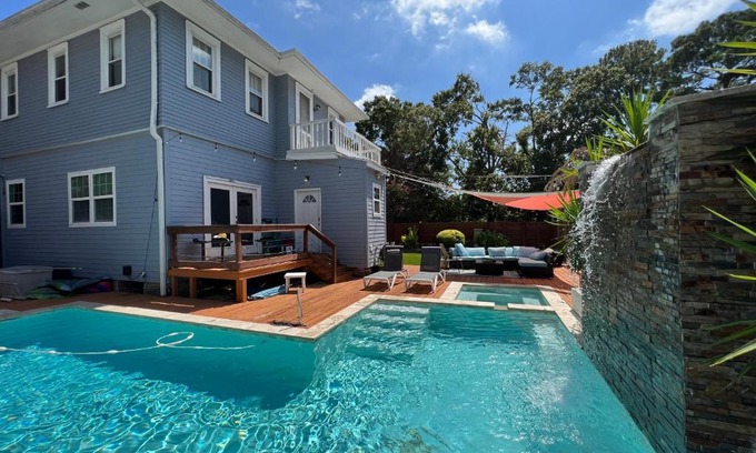 Navarre Casa | GrandCraftsman style home with pool and hot tub/center to all of New Orleans