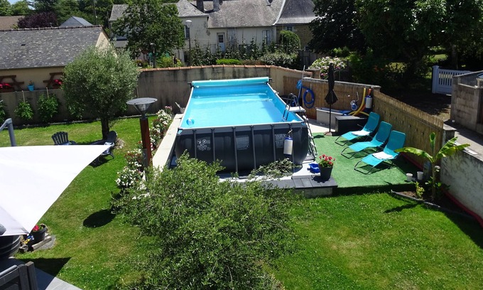 Menil Casa | Grande Maison Avec Piscine a 2 pas de la Mayenne