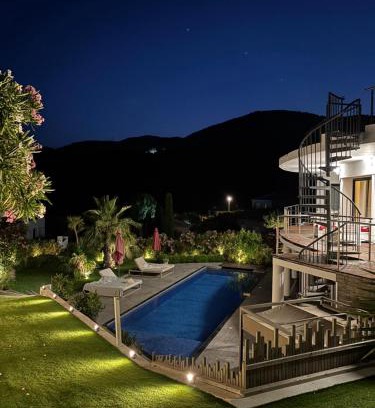Cavalaire-sur-Mer Villa | Grande Villa 350 M2, piscine chauffée vue mer et collines, CAVALAIRE sur mer, 10 personnes