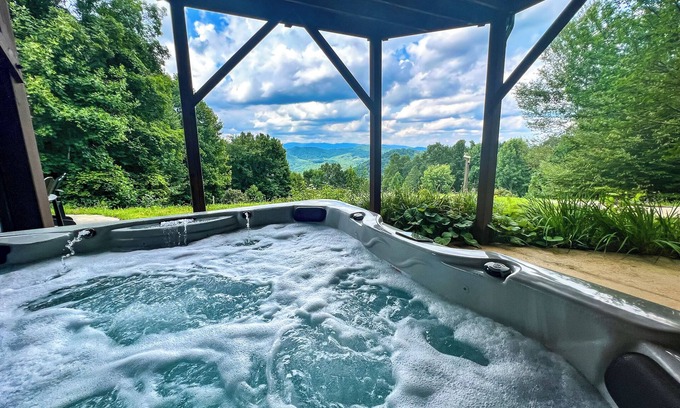 Warrensville Cabina | Mountain Mornings & Starry Nights - Your August Escape Awaits @ Grande Vue