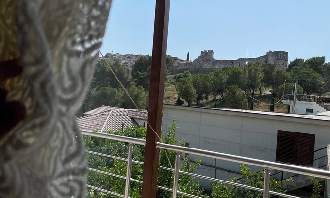 Berat Casa | Grandfather Apartment just 100m from Berat Castle