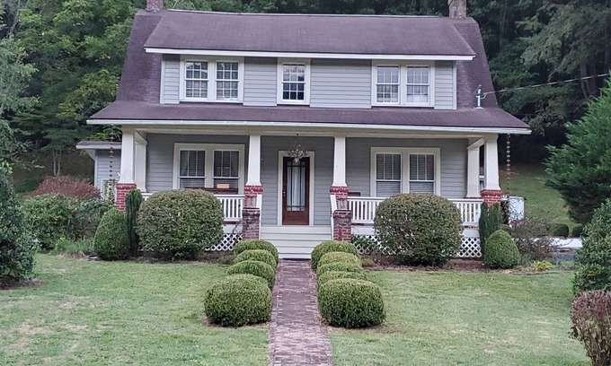 Jenkinjones Otro | Grandma's Christmas Farmhouse near Spearhead & HMCOY ATV trails. Back of Dragon
