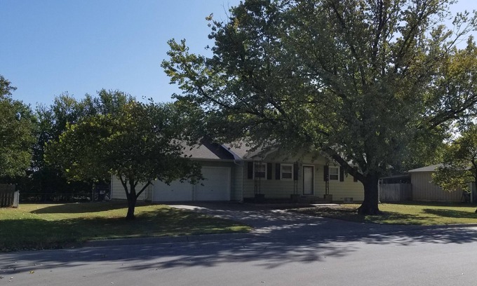 Goddard Casa | Grandma's house in the heart of Goddard