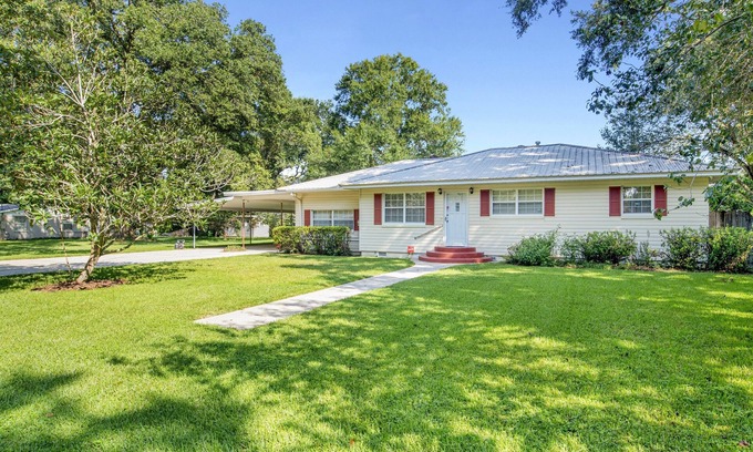 West Pensacola Casa | Grandma's house is calm and relaxing.