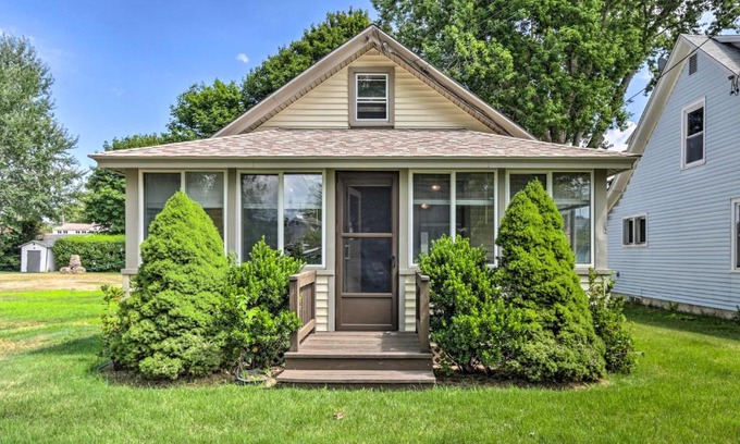 Saybrook Manor Casa | Grandmas Cottage with Sunroom Walk to Beach