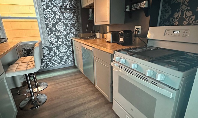 Front Park Apartamento | Grandmillennial one bedroom in Buffalo’s West Side