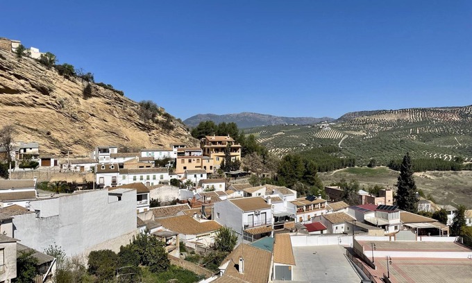 Iznajar Cabaña | Casa de la Abuela Antonia: Charmante Maison au Cœur d'Iznájar, Près du Marais et de Sentiers de Randonnée