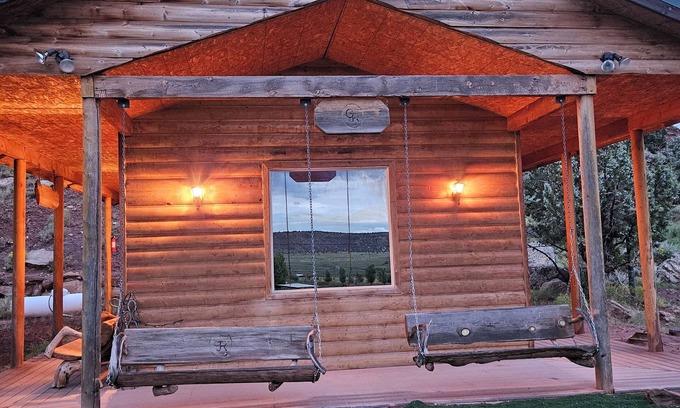 Apple Valley Cabina | Grandpa's Cabin is a hidden gem behind the Majestic Mountains of Southern Utah.