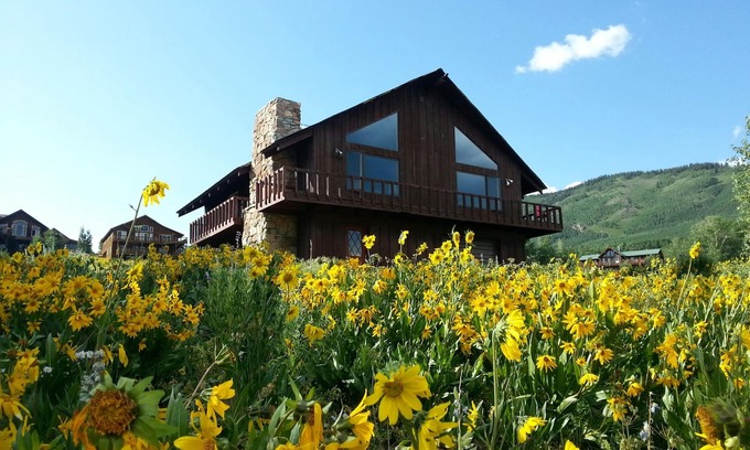Crested Butte Cabina | ¡La cabina del abuelo da la bienvenida a toda la tripulación, tiene capacidad para 12!
