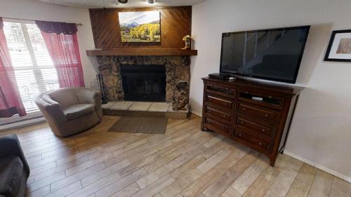 Red River Casa | Grandview 4 Hummingbird Hangout - WiFi - Cable - Washer - Dryer - Fireplace - One Block From Main Street