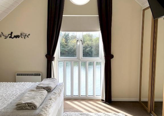 South Cerney Cabina | Grange Lodge