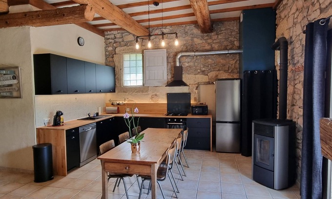 Villeveyrac Casa | Grange rénovée au coeur du village, terrasse privative, 10min l'étang et la mer