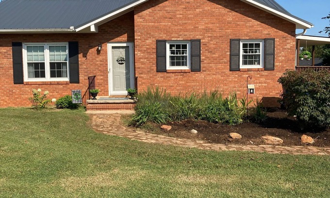Granite Falls Casa | “Granite Getaway Cottage.” An adorable cottage in a quiet family neighborhood