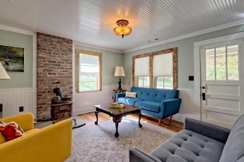 Bryson City Casa | Grannys Cabin Restored 1915 Fireplace & Clawfoot Tub near Smoky Mountains