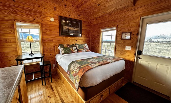 Livingston Cabina | Grass Hopper Cabin (Cabin #4)