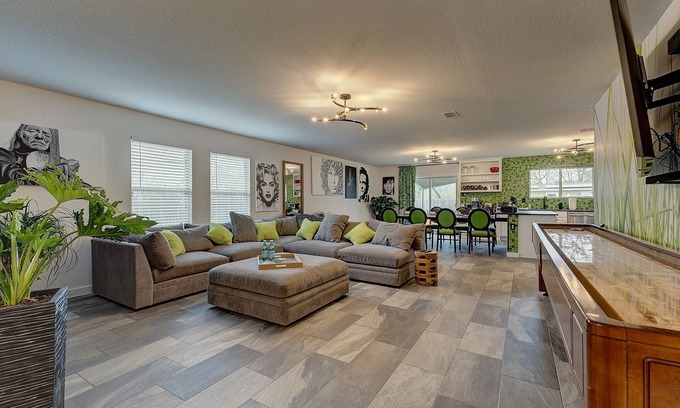 Central Arlington Casa | GrassHouse - A Super Clean Gloriously Green Haven half mile to AT&T Stadium