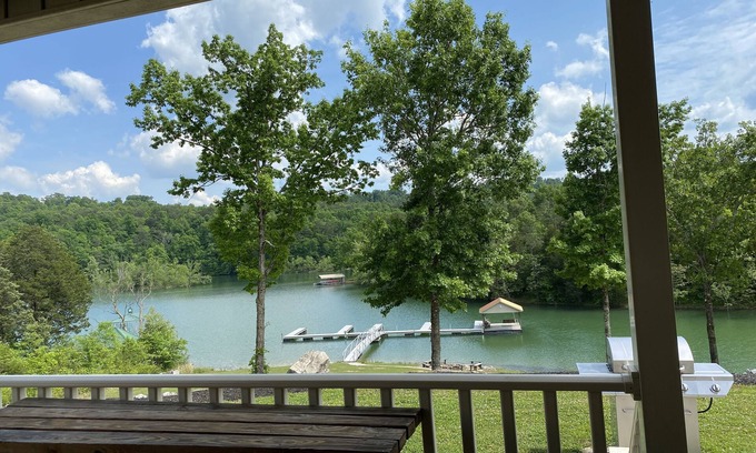 Jacksboro Cabina | Gravel Parking for Boats/Atv, single slip, located near Indian River Marina
