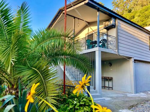 Kvariati Apartamento | gray cottages
