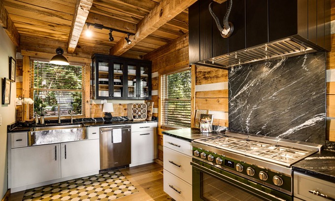Smithville Cabina | Gray Pine Cabin: A sophisticated rustic retreat overlooking Center Hill Lake