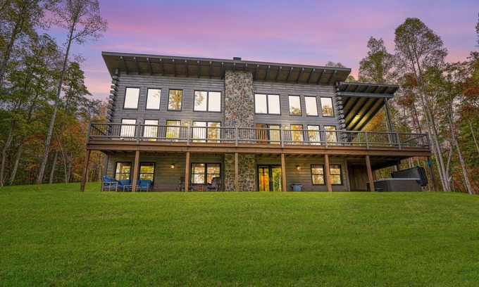 Logan Cabina | Gray Ridge - 6BR/4BA Modern Style Log Cabin - Walk to Old Man's Cave!