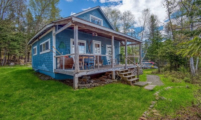 Rangeley Casa | Este campamento rústico se encuentra justo en el agua