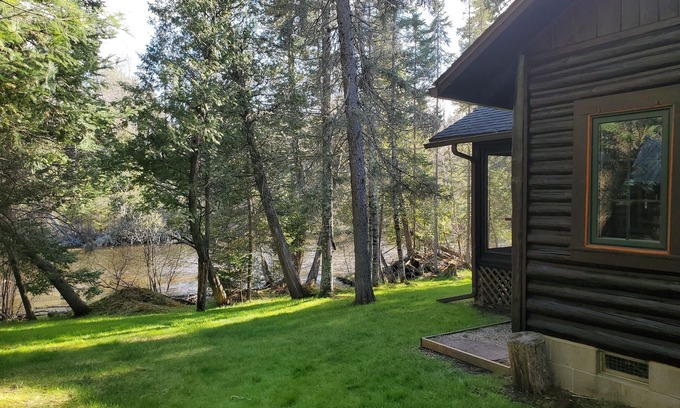 Grayling Cabina | Grayling, MI - Fisherman's Log Cottage on the "Holy Waters" of the AuSable River