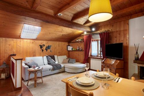 Pollein Apartamento | Graziosa Mansarda vista montagne