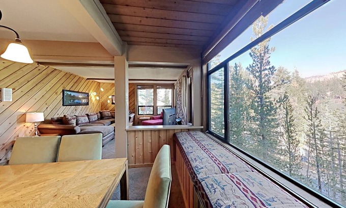 Mammoth Lakes Condominio | Great 2 Bedroom Condo Right Across Canyon Lodge! Walk To Lifts! Free Gondola to Village! (Unit 553 at 1849) by RedAwning