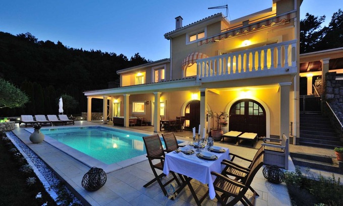 Pobri Villa | Fantástica villa de 2 dormitorios para 4 personas con piscina en Opatija