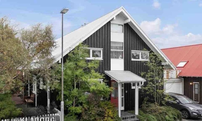 Breidholt Casa | Great 8 person house, Reykjavik, free use of car!
