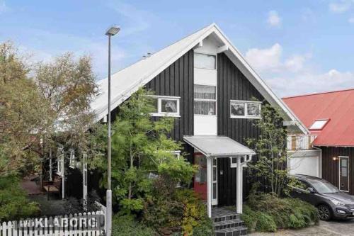 Breidholt Casa | Great 8 person house Reykjavik free use of car!