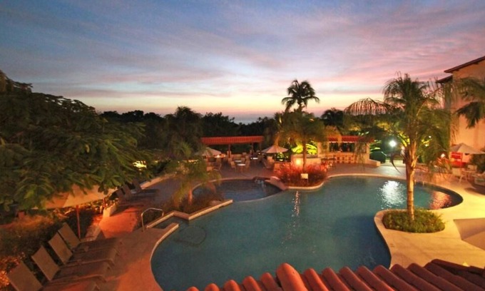Maynards Casa | Great Amenities! Full Kitchen, Onsite Pool, Parking! Close to Heywood Beach!